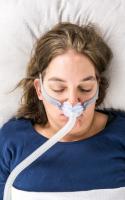 L’AOS peut être traitée avec un dispositif de pression positive continue (CPAP) qui empêche la fermeture des voies respiratoires pendant le sommeil. L’AOS peut être traitée avec un dispositif de pression positive continue (CPAP) qui empêche la fermeture des voies respiratoires pendant le sommeil.