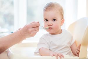 Avec des conseils pour éviter les comportements obésogènes chez le très jeune enfant (Visuel Fotolia 164218280) Avec des conseils pour éviter les comportements obésogènes chez le très jeune enfant (Visuel Fotolia 164218280)