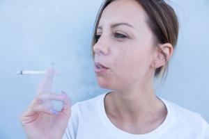 Les adolescents qui consomment de l'alcool et fument même de manière modérée risquent de souffrir de raidissement des artères, et dès l'âge de 17 ans. Les adolescents qui consomment de l'alcool et fument même de manière modérée risquent de souffrir de raidissement des artères, et dès l'âge de 17 ans.