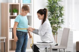 Le nombre de jeunes enfants en surpoids ou obèses et âgés de cinq ans ou moins est passé en seulement 15 ans, de 32 millions à 41 millions (2016). Le nombre de jeunes enfants en surpoids ou obèses et âgés de cinq ans ou moins est passé en seulement 15 ans, de 32 millions à 41 millions (2016).