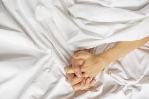 On sait qu’un apport ou un niveau insuffisant d’œstrogènes entraîne une série de changements physiques chez les femmes, dont certains peuvent limiter l'aptitude et l’agrément à avoir des relations sexuelles. On sait qu’un apport ou un niveau insuffisant d’œstrogènes entraîne une série de changements physiques chez les femmes, dont certains peuvent limiter l'aptitude et l’agrément à avoir des relations sexuelles.