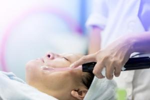 Si les adolescents forment le groupe le plus touché par d'acné, cette affection atteint également 10,8% des enfants âgés de 5 à 13 ans et 12,7% des adultes âgés de plus de 59 ans. Si les adolescents forment le groupe le plus touché par d'acné, cette affection atteint également 10,8% des enfants âgés de 5 à 13 ans et 12,7% des adultes âgés de plus de 59 ans.