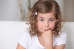 Les enfants critiqués deviennent moins sensibles aux expressions d'émotions Les enfants critiqués deviennent moins sensibles aux expressions d'émotions