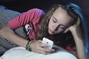 Les parents (et les adolescents) doivent donc s’efforcer de suivre les nombreuses recommandations relatives aux pratiques d'hygiène du sommeil et en particulier sur… l'utilisation de l'écran tard dans la nuit. Les parents (et les adolescents) doivent donc s’efforcer de suivre les nombreuses recommandations relatives aux pratiques d'hygiène du sommeil et en particulier sur… l'utilisation de l'écran tard dans la nuit.