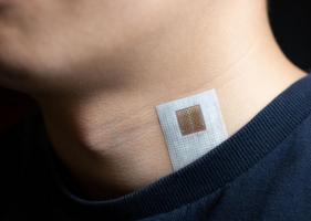 Ce patch cutané permet d'analyser par ultrasons le flux sanguin vers des organes comme le cœur et le cerveau (Visuel Nature Biomedical Engineering) Ce patch cutané permet d'analyser par ultrasons le flux sanguin vers des organes comme le cœur et le cerveau (Visuel Nature Biomedical Engineering)