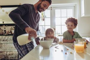 l’accès à un petit-déjeuner et sa régularité sont associés au niveau scolaire de l’enfant, à sa concentration, sa disposition à apprendre, à son comportement et à sa ponctualité en cours l’accès à un petit-déjeuner et sa régularité sont associés au niveau scolaire de l’enfant, à sa concentration, sa disposition à apprendre, à son comportement et à sa ponctualité en cours