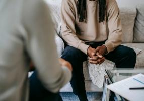 La psychanalyse permet ainsi de se tourner vers l'avenir pour nous aider à dépasser nos blessures et nos blocages (Visuel Pexel 5699434) La psychanalyse permet ainsi de se tourner vers l'avenir pour nous aider à dépasser nos blessures et nos blocages (Visuel Pexel 5699434)