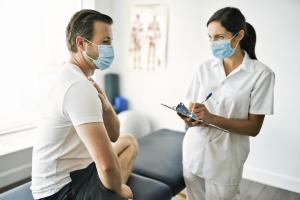 Les données mondiales indiquent aujourd’hui clairement des taux de létalité associés à COVID-19 plus élevés chez les hommes que chez les femmes, avec dans la plupart des régions un ratio homme / femme > 1 et pouvant atteindre 3,5 dans certains pays (Visuel Adobe Stock 370349726) Les données mondiales indiquent aujourd’hui clairement des taux de létalité associés à COVID-19 plus élevés chez les hommes que chez les femmes, avec dans la plupart des régions un ratio homme / femme > 1 et pouvant atteindre 3,5 dans certains pays (Visuel Adobe Stock 370349726)