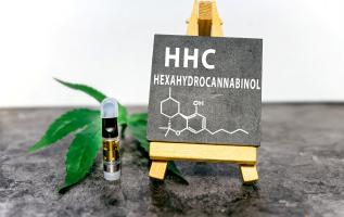 Le cannabidiol (CBD) est désormais officiellement légal en France depuis 2023, mais comment cela affecte-t-il la vente de produits contenant du tétrahydrocannabinol (THC) et de l'hexahydrocannabinol (HHC) ? (Visuel Rocketlinks) Le cannabidiol (CBD) est désormais officiellement légal en France depuis 2023, mais comment cela affecte-t-il la vente de produits contenant du tétrahydrocannabinol (THC) et de l'hexahydrocannabinol (HHC) ? (Visuel Rocketlinks)
