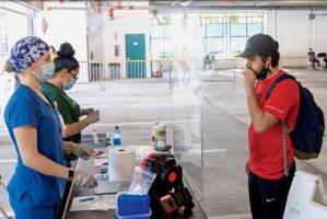 Depuis mai 2021, les conducteurs qui passent par le poste de contrôle du port de Tuas doivent respirer dans un embout buccal de la taille d'un cigare connecté à un spectromètre de masse (Evan Garcia/University of Miami). Depuis mai 2021, les conducteurs qui passent par le poste de contrôle du port de Tuas doivent respirer dans un embout buccal de la taille d'un cigare connecté à un spectromètre de masse (Evan Garcia/University of Miami).