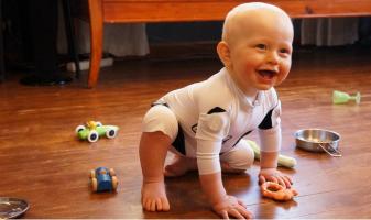 Cette combinaison intelligente fournit des informations sur les mouvements et le développement des nourrissons Cette combinaison intelligente fournit des informations sur les mouvements et le développement des nourrissons