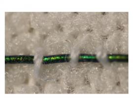 Tissée avec des fibres photoniques qui changent de couleur, cette bande de compression signale, au patient ou au soignant, le niveau de pression