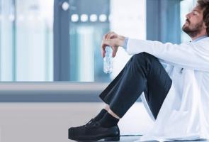 Il existe un lien direct entre l’épuisement professionnel des médecins et des autres personnels de santé, et la sécurité et la qualité des soins de santé Il existe un lien direct entre l’épuisement professionnel des médecins et des autres personnels de santé, et la sécurité et la qualité des soins de santé