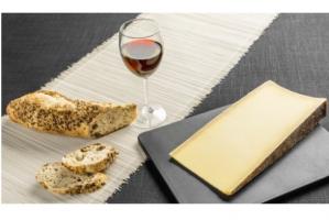 Le fromage fait partie du régime alimentaire occidental et les Européens en consomment en moyenne 17,9 kg par an, soit 49 g par jour. Le fromage fait partie du régime alimentaire occidental et les Européens en consomment en moyenne 17,9 kg par an, soit 49 g par jour.