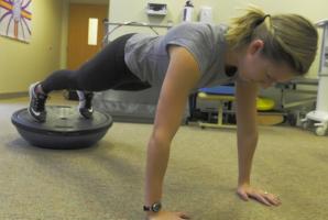 La douleur chronique au dos est fréquente chez les coureurs mais il existe des exercices pour aider à prévenir. La douleur chronique au dos est fréquente chez les coureurs mais il existe des exercices pour aider à prévenir.