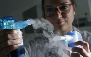 Ces nanoparticules délivrées par inhalation sont capables de pénétrer la couche épaisse de mucus sur les voies respiratoires puis la couche de biofilm bactérien. Ces nanoparticules délivrées par inhalation sont capables de pénétrer la couche épaisse de mucus sur les voies respiratoires puis la couche de biofilm bactérien.