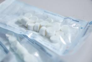 L’équipe documente ici plusieurs applications innovantes développées à partir de ce matériau naturel, des implants osseux, notamment pour la chirurgie dentaire, des suppositoires pour le traitement des hémorroïdes et des gels cicatrisants et dispositifs de soin de plaies. L’équipe documente ici plusieurs applications innovantes développées à partir de ce matériau naturel, des implants osseux, notamment pour la chirurgie dentaire, des suppositoires pour le traitement des hémorroïdes et des gels cicatrisants et dispositifs de soin de plaies.