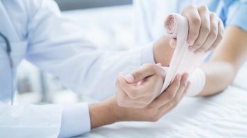 Ce bandage auto-alimenté qui génère un champ électrique sur la plaie, permet de réduire considérablement le délai de cicatrisation de ces plaies Ce bandage auto-alimenté qui génère un champ électrique sur la plaie, permet de réduire considérablement le délai de cicatrisation de ces plaies