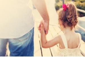 Les hommes s’accordent environ 1H40 de repos ou de loisirs lorsque leurs partenaires s’occupent des enfants ou de la maison.