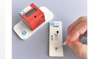 Une seule goutte de sang sur la languette du boitier, et le patient sait en 10 minutes s'il y a un risque de trauma léger. Une seule goutte de sang sur la languette du boitier, et le patient sait en 10 minutes s'il y a un risque de trauma léger.