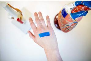 Un adhésif à base d’hydrogels sensibles à la chaleur, mécaniquement actifs, extensibles, résistants, adhésifs et antimicrobiens