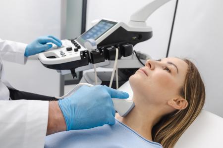 Les patients atteints d’un cancer de la thyroïde différencié, qui reçoivent un traitement à l’iode radioactif après une intervention chirurgicale présentent un taux de survie relative plus élevé que ceux qui n’en reçoivent pas (Visuel Adobe Stock 1286399536)