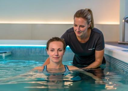 L'étude met en avant les avantages de la thérapie aquatique, un type d’aquagym, pour soigner les muscles mais aussi le mental des personnes qui souffrent de ces douleurs chroniques handicapantes au quotidien (Visuel Adobe Stock 1322240436)