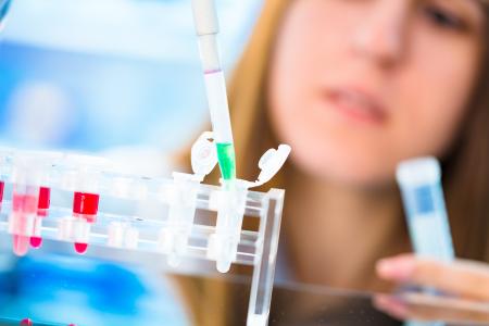 L'immunothérapie pose tout simplement la question de la place à accorder à une médecine de précision, dans une vision écologique de la santé (Visuel Adobe Stock 181240989). 