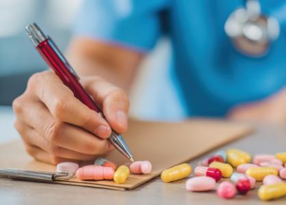 Cette revue de la littérature réunit de nouvelles preuves de l’importance vitale du renforcement du rôle des infirmières en pratique avancée (IPA) (Visuel Adobe Stock 1846559269)