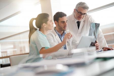 La prise de décision partagée entre les soignants à domicile, les différents personnels de santé de soins primaires, les médecins spécialistes et les familles améliore le suivi des patients chroniques (Visuel Adobe Stock 185581198)