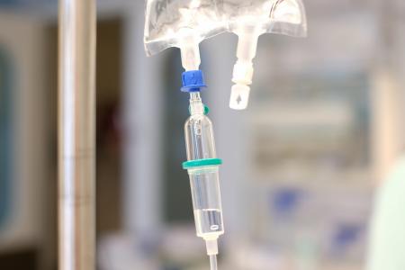 C’est un traitement intraveineux par acides gras oméga-3, administré à des patients âgés hospitalisés en soins intensifs en raison du COVID-19 qui démontre ces effets positifs sur la capacité du système immunitaire à faire face au virus (Visuel Adobe Stock 232320224)