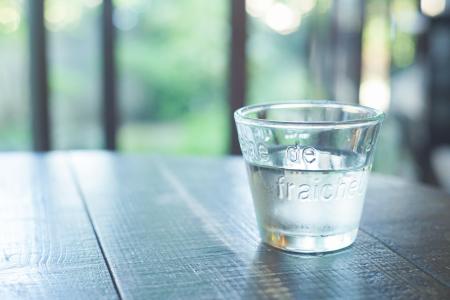 Alors que les études sont plus nombreuses sur le jeûne intermittent, une autre forme de restriction alimentaire trouve de plus en plus d’adeptes : le jeûne hydrique prolongé (Visuel Adobe Stock 263679587)