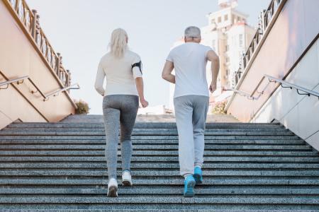 La marche est bien reconnue aujourd’hui comme un type d’activité à privilégier par les personnes plus âgées, c’est une pratique accessible à tous et adaptable en fonction de la condition physique de chacun, et dont les bénéfices pour la santé sont bien documentés (Visuel Adobe Stock 287658770)