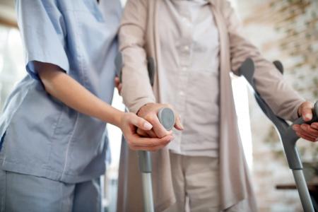 Une attitude positive face au vieillissement chez les personnes de plus de 60 ans est associée à une meilleure récupération après une chute (Visuel Adobe Stock 293410477)