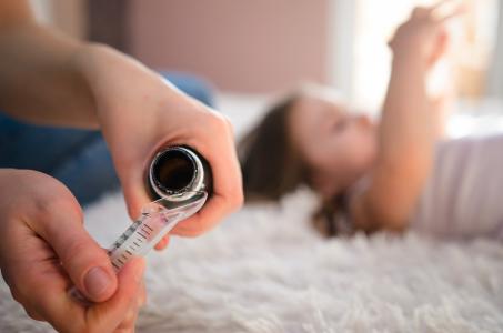 Les filles recevant des antibiotiques au cours de leur première année de vie, en particulier au cours des 3 premiers mois, sont plus susceptibles d'entrer en puberté plus tôt. (Visuel Adobe Stock 323521058)