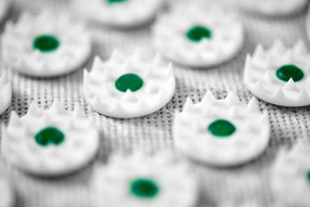 Des micro-aiguilles qui constituent des systèmes d'administration de médicaments pour le traitement des plaies diabétiques associées au pansement adapté  (Visuel Adobe Stock 342400559)