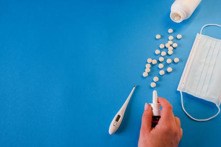 Un spray nasal antiviral contre le COVID-19 promet d'être disponible dès 2022 (Visuel Adobe Stock 434120165)