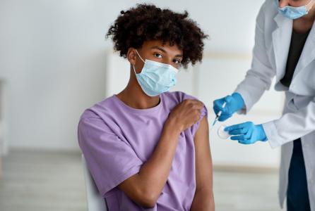 L’efficacité élevée (soit 93%), de la vaccination complète chez les adolescents est ainsi confirmée contre le risque de COVID-19 symptomatique (Visuel Adobe Stock 442561893).