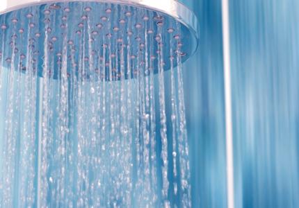 C’est une douche un peu spécifique, à bulles ultrafines, qui semble permettre de soulager la dermatite atopique (Visuel Adobe Stock 50138241)