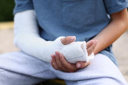 C’est parfois une simple fracture osseuse lors d'un bras de fer qui remet tout en question et va jusqu’à entraîner un changement de paradigme en santé mentale (Visuel Adobe Stock 522608370)