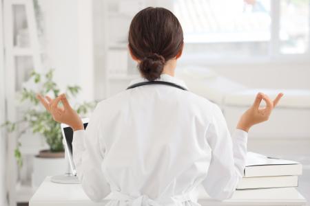 L'étude révèle une augmentation significative du recours aux approches de santé complémentaires, notamment pour la gestion de la douleur (Visuel Adobe Stock 694600171)