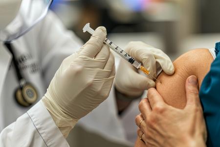 Administré par injection unique par voie intramusculaire, ce vaccin offre une alternative pratique aux injections oculaires fréquentes, douloureuses et inconfortables pour les patients atteints de DMLA (Visuel Adobe Stock 733069476)