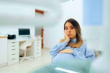 Cette étude à la recherche de preuves d’une corrélation entre les complications de grossesse et le développement d’un trouble autistique (TSA) chez l’enfant, eh bien n’en trouve aucune (Visuel Adobe Stock 735575178)