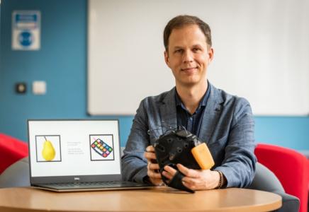 Les patients sont invités à visionner une série d'images clignotantes sur un ordinateur pendant 2 minutes, alors que leurs ondes cérébrales sont mesurées par EEG (Visuel University of Bath)