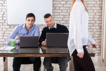 4% des femmes signalent avoir été victimes de harcèlement au cours des 12 derniers mois,