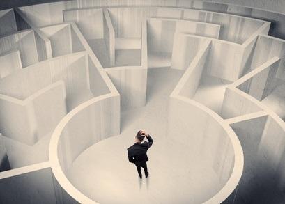 Le cerveau, comme dans d'autres types de situations où il a peu confiance en ses propres jugements, va surmonter ses difficultés en pondérant les différentes données et en s'appuyant aussi sur de précédentes expériences.