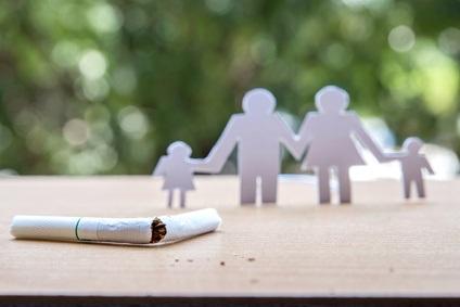 Le tabagisme passif est nocif non seulement dans les espaces intérieurs mais tout autant dans les environnements extérieurs (Visuel Fotolia 205244515)