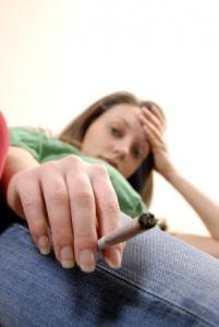 Une consommation régulière de cannabis peut entraîner une dépendance à la substance, une dépendance qui semble naître "sous le joug de l’habitude"