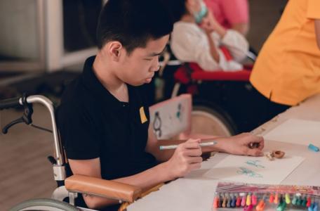 Avec plus de 436.000 élèves en situation de handicap scolarisés en 2023, l’inclusivité semble en net progrès (Visuel Adobe Stock_gaysorn)