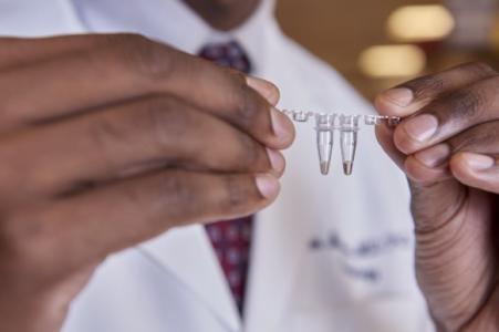 Il s'agit de reproduire par l’édition de gènes les mutations naturelles du gène ANGPTL3 qui chez certains sujets provoquent une réduction des triglycérides sanguins et du « mauvais » cholestérol LDL 